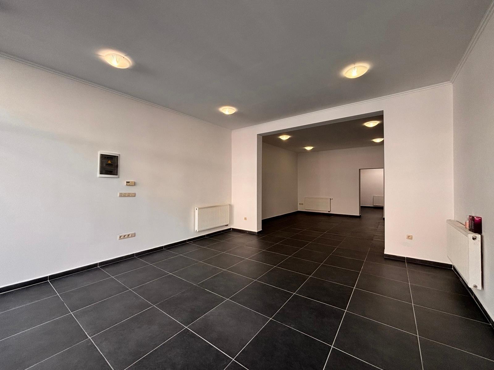 Commerce à louer – bel espace commercial en bon état, photo 2 sur 8