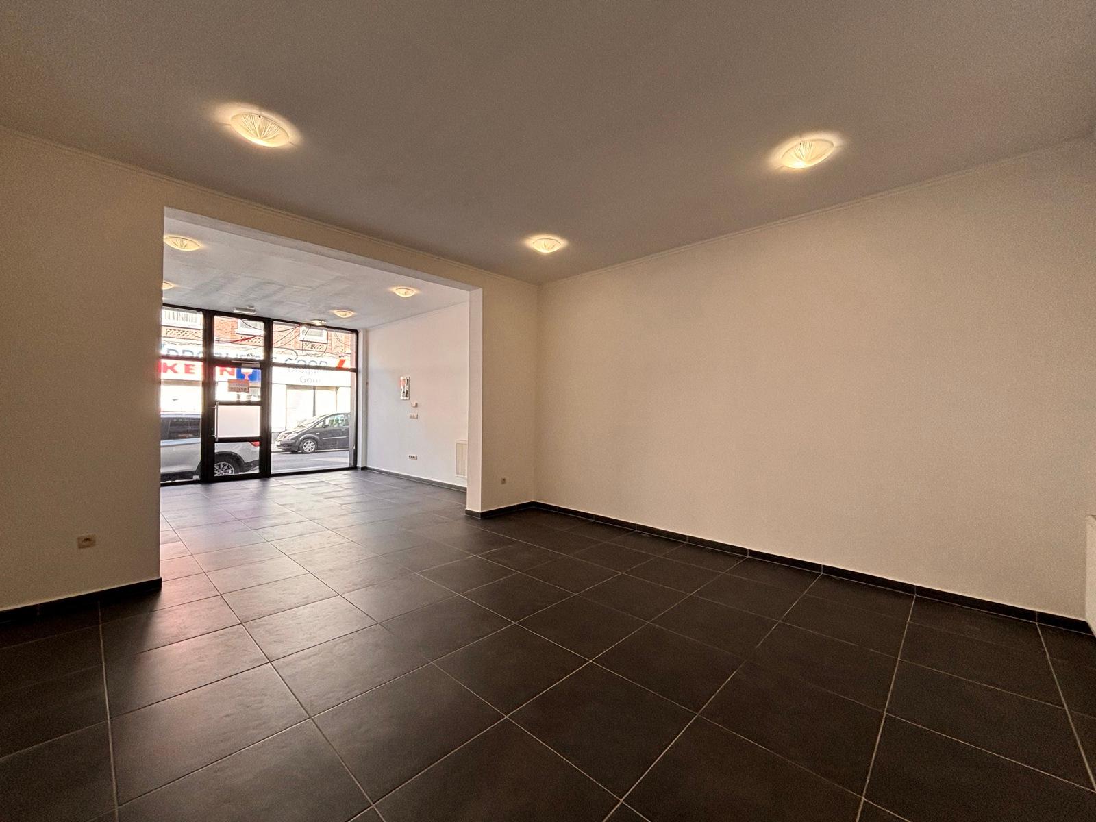 Commerce à louer – bel espace commercial en bon état, photo 3 sur 8