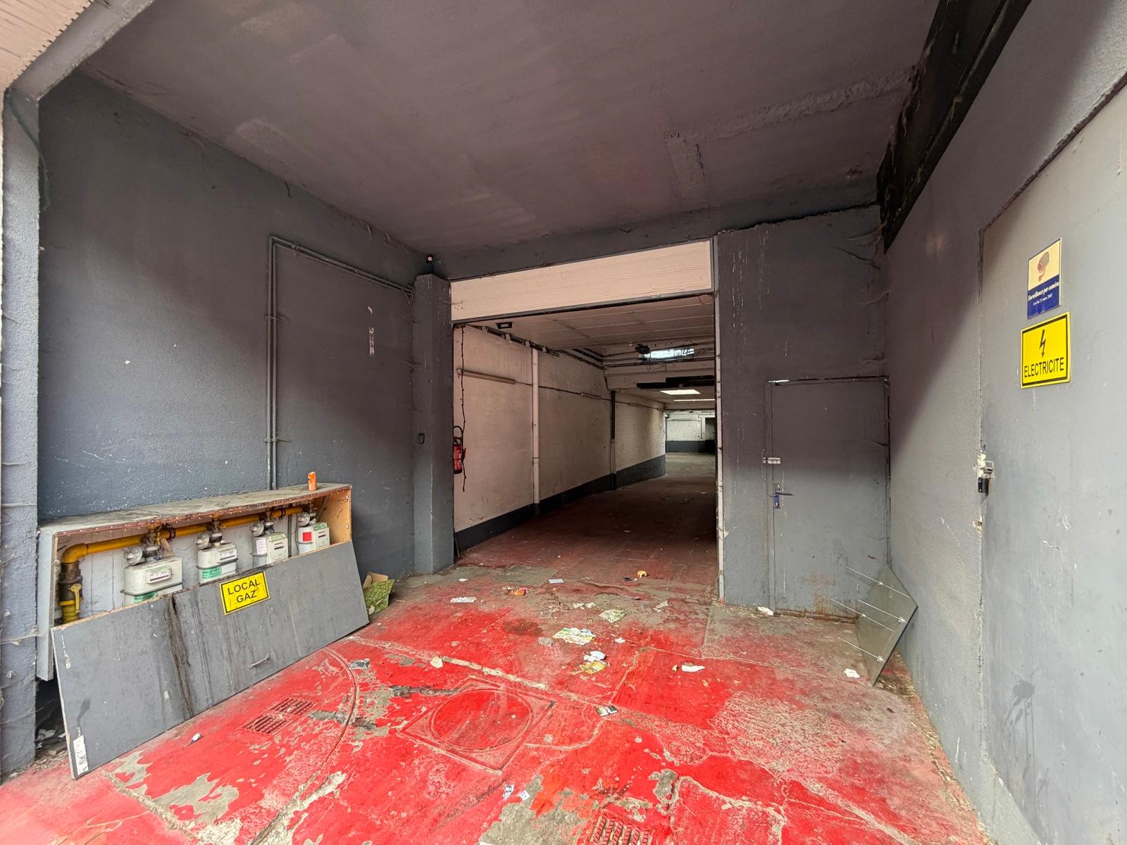 Marcinelle – entrepôt de ± 740 m² avec bureaux et parking, photo 3 sur 25