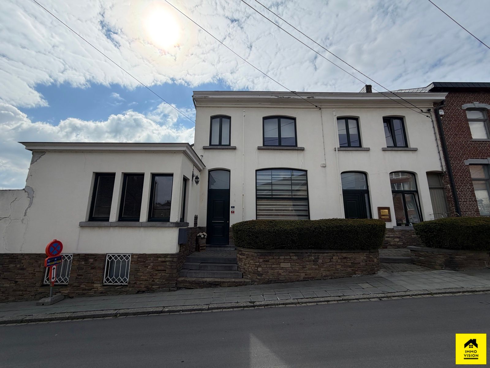 Belle demeure 3 façades atypique — Jemeppe-sur-Sambre