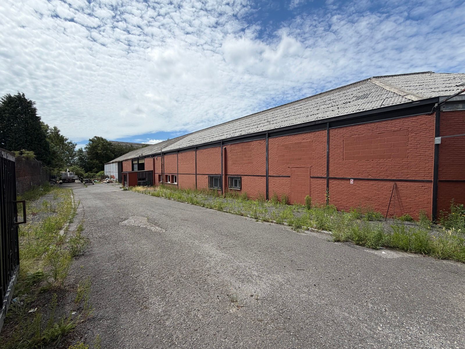Entrepôt exceptionnel de 3500 m² 4 entrees — Gilly