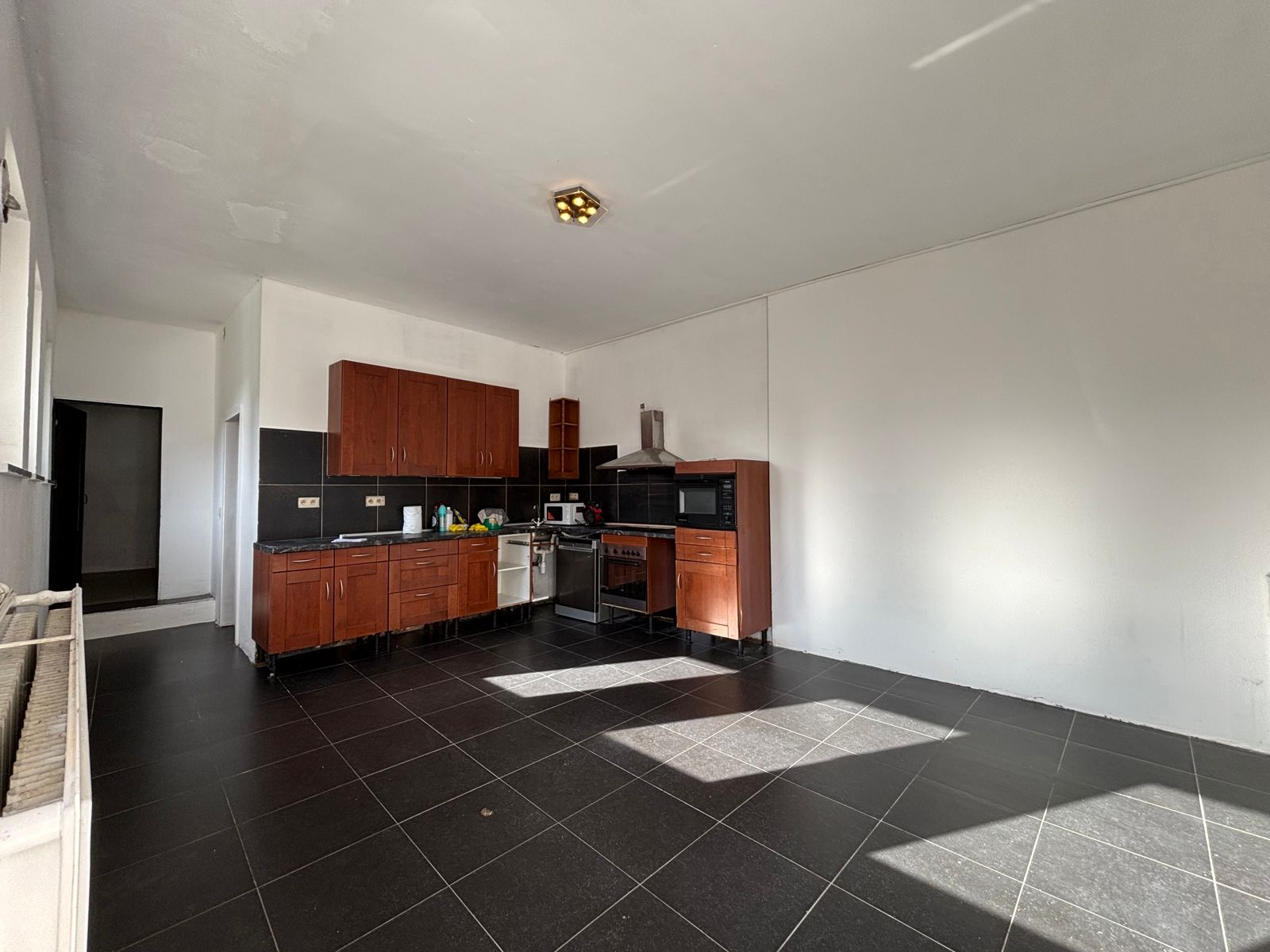 Appartement 1 ch sans exterieur entree par passage lateral — Charleroi Montignies-sur-Sambre