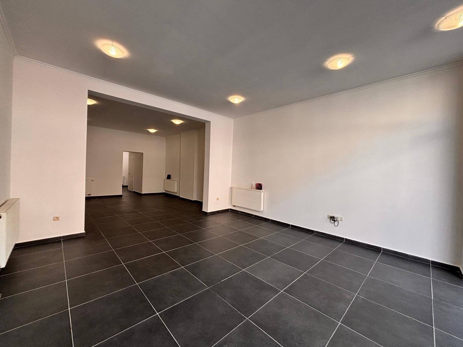 Commerce à louer – bel espace commercial en bon état, photo 1 sur 8