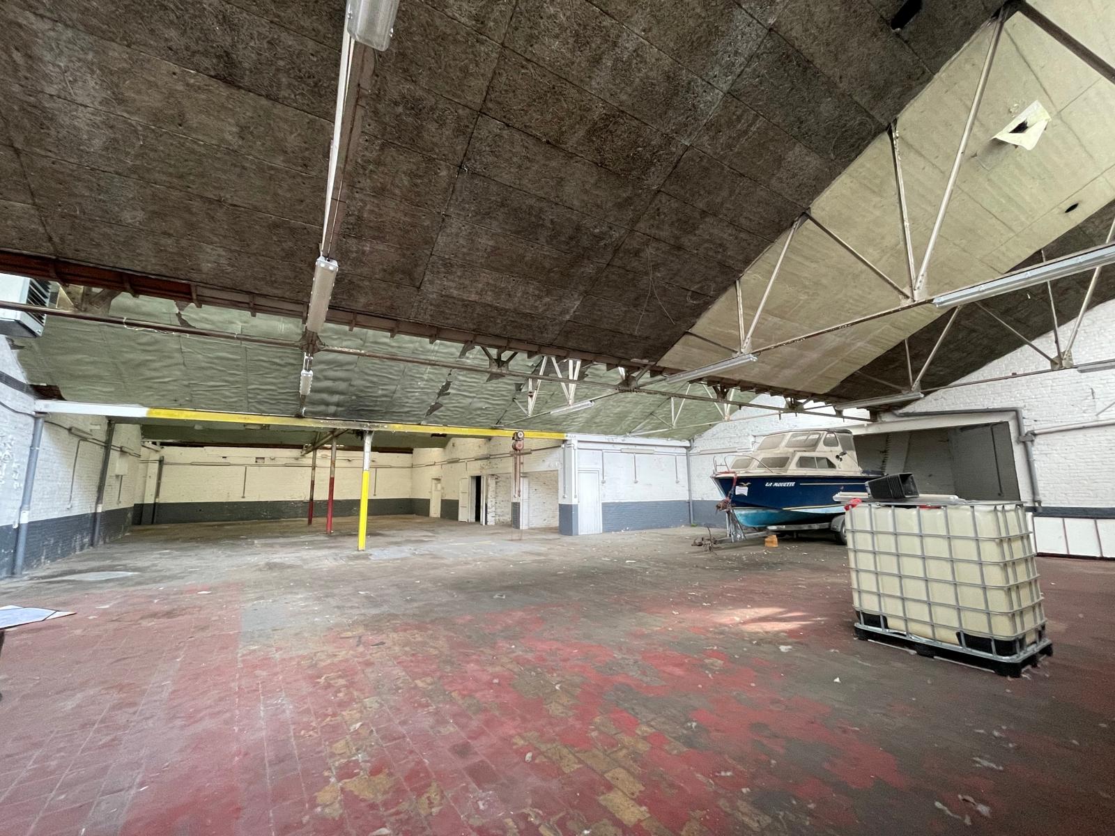 Marcinelle – entrepôt de ± 740 m² avec bureaux et parking, photo 1 sur 25