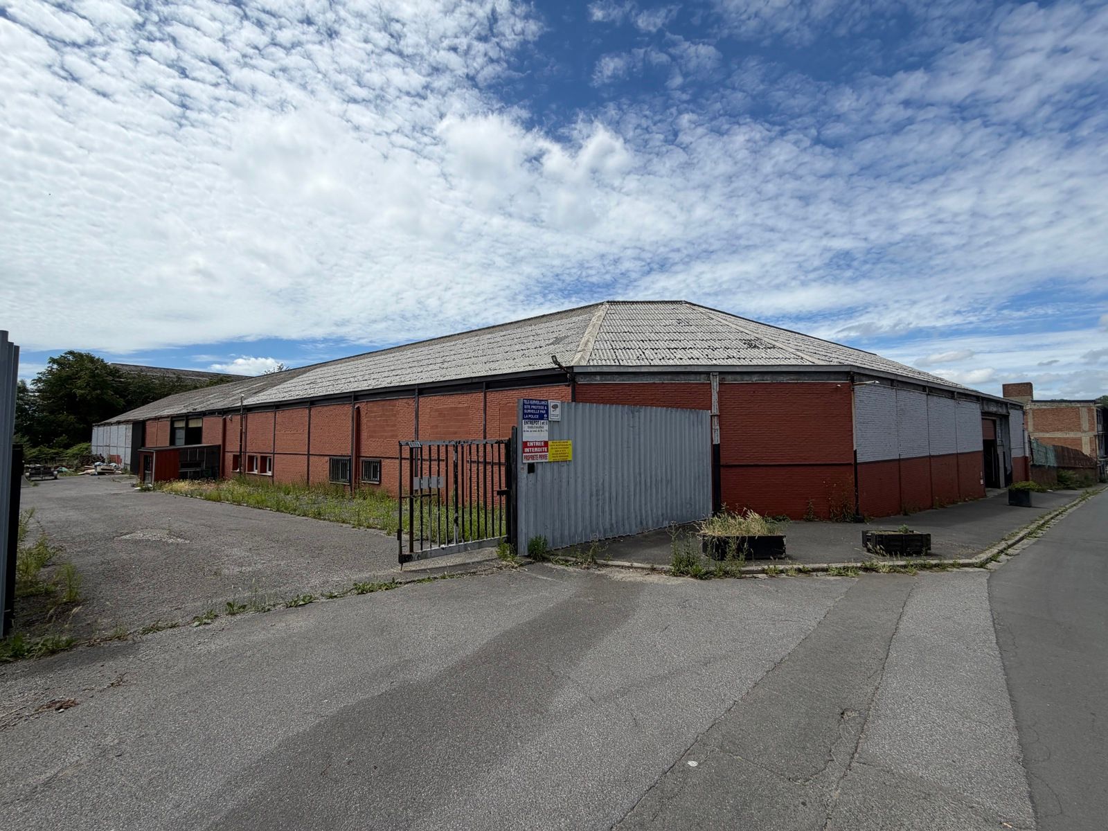Entrepôt exceptionnel de 3500 m² 4 entrees — Charleroi