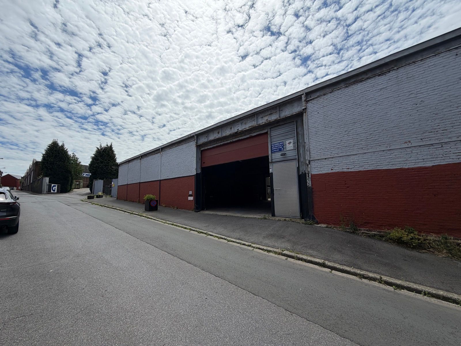 Entrepôt exceptionnel de 3500 m² 4 entrees — Charleroi Lodelinsart
