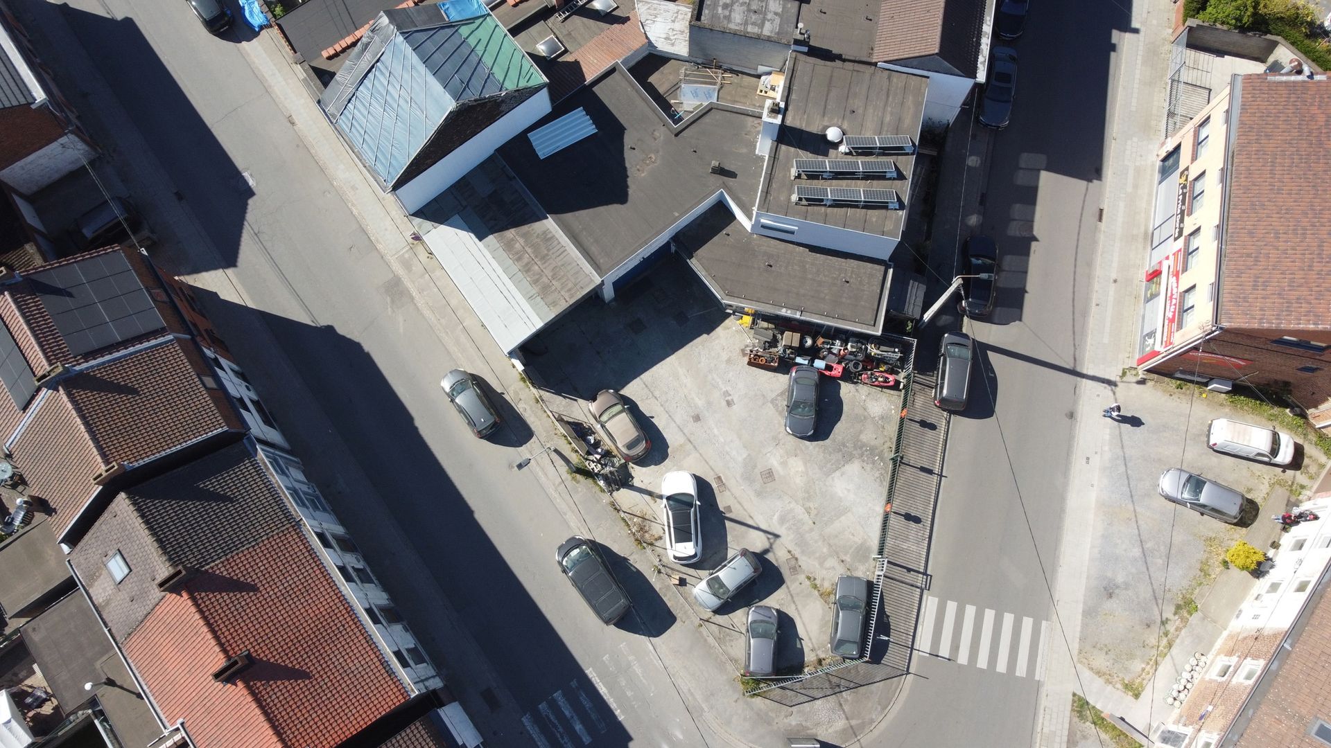 Entrepot/atelier idealement situe — Charleroi Couillet